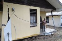 Mensos Khofifah Tinjau Rumah dan Jembatan Rusak di Pidie