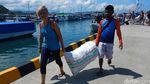 Penyelam Bersih-bersih Sampah di Dasar Laut Labuan Bajo