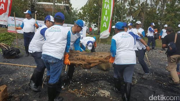 Kegiatan di Pantai Watu Dodol dalam rangka HUT Pertamina ke-59