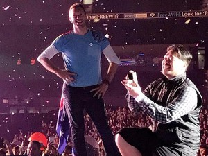 Momen Lamaran di Konser Coldplay Jadi Viral di Medsos