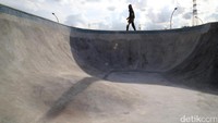 Pekerja melintas di arena skateboard di Kalijodo. Sebelumnya kawasaan ini dikenal sebagai lokasi hiburan malam kelas bawah.