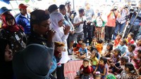 Khofifah mendampingi tim trauma healing menghibur anak-anak korban gempa.
