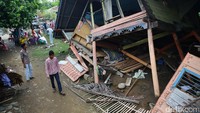 Sebuah rumah ambruk akibat gempa.