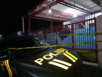 Keluar dari Indekos Perempuan Teroris, Polisi Membawa Tas Hitam