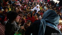 Mensos bernyanyi bersama anak-anak.