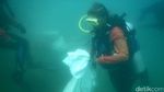 Penyelam Bersih-bersih Sampah di Dasar Laut Labuan Bajo