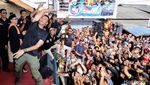 Agus Yudhoyono Lompat Moshing dan Diarak Pendukungnya