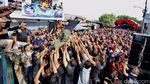 Agus Yudhoyono Lompat Moshing dan Diarak Pendukungnya