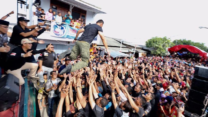 Hap! Agus Yudhoyono Kembali Lompat Moshing dan Ditangkap Pendukungnya
