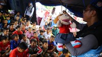 Anak-anak korban gempa antusias mendengarkan dongeng.
