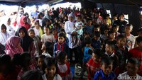 Khofifah mengunjungi anak-anak di tenda pengungsian.