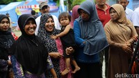Tidak hanya anak-anak, ibu-ibu pun juga terhibur.