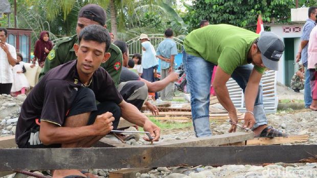 Warga di Kampung Rhieng Krueng, Pidie Jaya, mulai membangun kembali musala yang runtuh akibat gempa