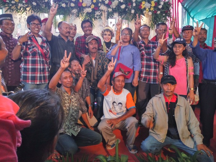 Hadiri Kondangan, Djarot Digendong Warga Hingga Bernyanyi Campursari