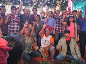 Hadiri Kondangan, Djarot Digendong Warga Hingga Bernyanyi Campursari