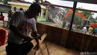 Musala darurat tersebut dibangun warga di halaman musala yang runtuh akibat gempa.