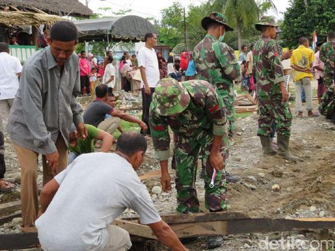 Warga di Kampung Rhieng Krueng, Pidie Jaya, mulai membangun kembali musala yang runtuh akibat gempa