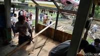 Warga bergotong-royong membangun musala darurat di Kampung Rhieng Krueng, Pidie Jaya.