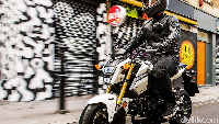 Honda MSX 125 dibekali mesin satu silinder berkapasitas 125 cc dengan pendingin udara, BBM standar Euro 3 diklaim bisa menyemburkan 9,6 daya kuda pada rpm 7.000 dan torsi 11 Nm pada rpm 5.250 juga diselipkan teknologi PGM-FI. Transmisinya mengusung 4 percepatan sementara tangkinya bisa menampung 5,7 liter. Foto: Honda