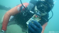 Para penyelam dari Kemenko Kemaritiman, Scuba Junkie, dan Dive Operator Community Komodo membersihkan sampah di dasar laut di kawasan Labuan Bajo.