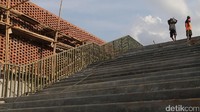 Pekerja menyelesaikan pembangunan fisik tahap akhir RTH Kalijodo.