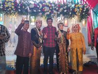 Akrab dengan Warga Saat Kondangan, Djarot Ingatkan Urus Sertifikat