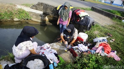 Korban Gempa Aceh Cuci Pakaian di Parit
