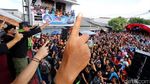Agus Yudhoyono Lompat Moshing dan Diarak Pendukungnya