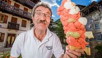 Pria Italia Ini Pecahkan Rekor Dunia, Menaruh 121 Skop Gelato Dalam 1 Cone
