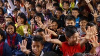 Anak-anak yang tinggal di pengungsian di Desa Meunasah Jurong dihibur oleh tim trauma healing Kemensos.