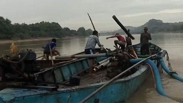 Duel Sengit Warga dengan Penambang Pasir Liar di Tengah Bengawan Solo
