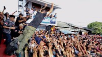Agus melompat dari atas panggung atau moshing usai bersilaturahmi dengan Forum Betawi Rempug (FBR) di Jakarta Barat. Ist/Anung Anindito.