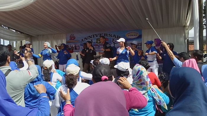 Ditemani Sang Istri Menyapa Warga, Agus Ikut Senam Maumere di Kalisari