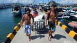 Penyelam Bersih-bersih Sampah di Dasar Laut Labuan Bajo