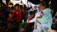 Khofifah menyapa anak-anak di tenda pengungsian.