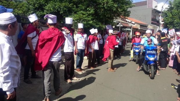 Sapa Warga di Pasar Rebo, Sandiaga Disambut Joget PPAP