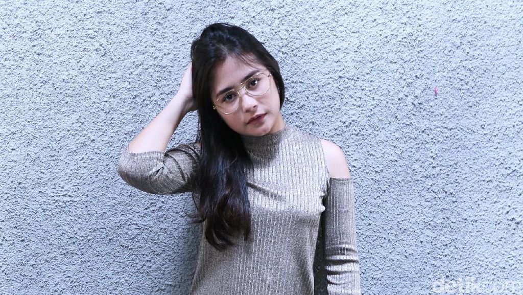 Foto Bersama, Prilly Balikan Sama Mantan Pacar?