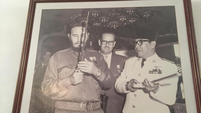 foto sukarno dan fidel castro di kuba.