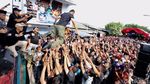 Agus Yudhoyono Lompat Moshing dan Diarak Pendukungnya