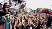 Agus melompat dari atas panggung. Sementara para pendukungnya yang berada di bawah panggung bersiap untuk menangkap Cagub nomor urut 1 tersebut. Ist/Anung Anindito.