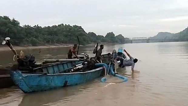 Duel Sengit Warga dengan Penambang Pasir Liar di Tengah Bengawan Solo