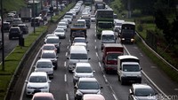Lalu lintas tampak macet.
