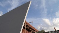 Salah satu sudut arsitektur RTH Kalijodo yang menginspirasi. Terdapat bata ekpose dan dinding semen ekpose yang modern kontemporer.