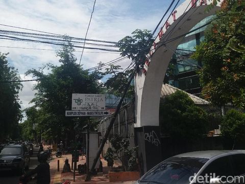 Tiang Listrik Roboh di Palmerah Bikin Warga Khawatir