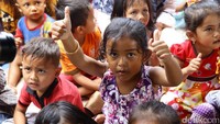 Seorang anak mengacungkan jempolnya saat mengikuti trauma healing.