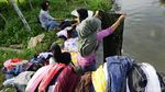 Korban Gempa Aceh Cuci Pakaian di Parit