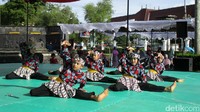 Para pesilat unjuk kebolehan.
