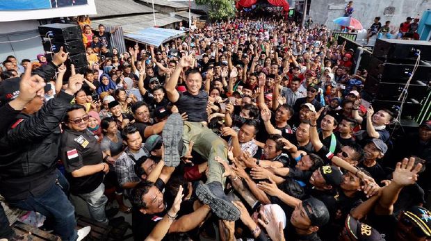 Hap! Agus Yudhoyono Kembali Lompat Moshing dan Ditangkap Pendukungnya