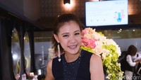 Wanita berdarah Tionghoa ini berpose di depan kamera. Pool/Noel/detikFoto.