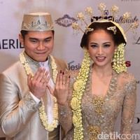 Nikah pada 2016 silam, aktris Acha Septriasa tampil flawless dengan riasan natural. Dengan bibir bernuansa nude, makeup pengantin Acha hanya ditegaskan di bagian mata.  Foto: Noel/detikHOT